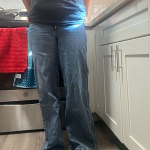 im selling Wide Leg Jeans that i got from h & m. size 6 and color blue